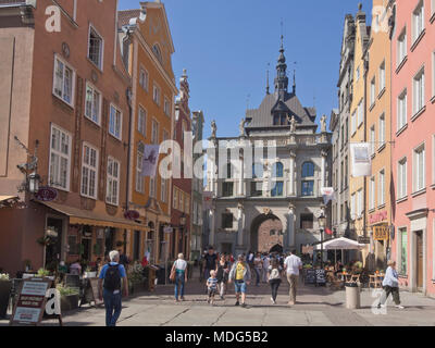 Se promener le long de sa visite d'un restaurant en plein air ou dans la principale ville de Gdansk en Pologne, sont populaires activités touristiques, le Golden Gate à la fin Banque D'Images