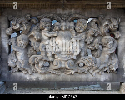 Angelots Baroque sur une balustrade de panneau latéral sur un porche ou l'entrée dans la principale ville de Gdansk Pologne Banque D'Images