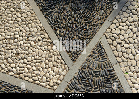 La lumière et l'obscurité des cailloux et des pierres placées pour former un motif géométrique sur un chemin dans le jardin botanique de Beijing (nord du jardin) à Pékin, Chine Banque D'Images