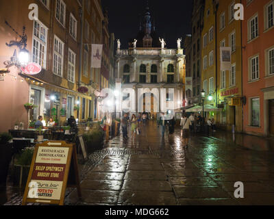 La pluie torrentielle n'empêche pas les visiteurs de profiter des restaurants et vie nocturne sur la rue Dluga dans le centre-ville de Gdansk Pologne Banque D'Images