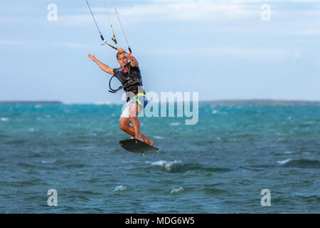 Kitesurfer sautant dans les nuages Banque D'Images