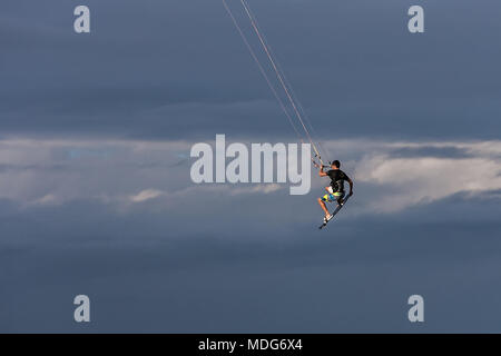 Kitesurfer sautant dans les nuages Banque D'Images