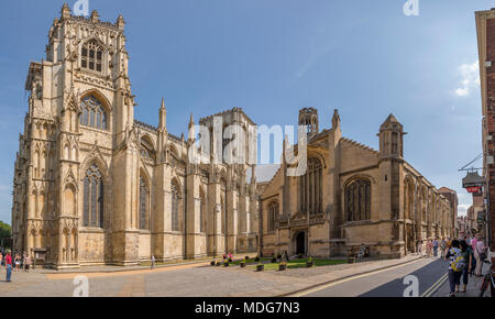 La cathédrale de York et l'église de St Michel le Beffroi à la droite. Yorkshire du nord de l'Angleterre Banque D'Images