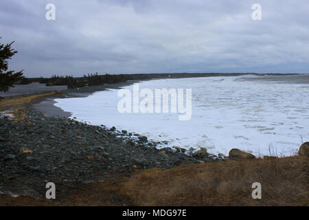 Vagues violer la barrière et s'écoule dans le lac Big à Long Beach, Lower East Chezzetcook, Nova Scotia, Canada Banque D'Images