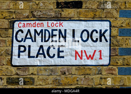 Camden Lock Place Plaque de rue dans le quartier de Camden, célèbre pour son marché de la rue tous les jours. Banque D'Images