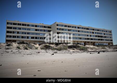 Le bâtiment du signal dans le Verdon-sur-Mer a été laissée à la pourriture sur les dunes de l'érosion en raison de sa teneur en amiante Banque D'Images