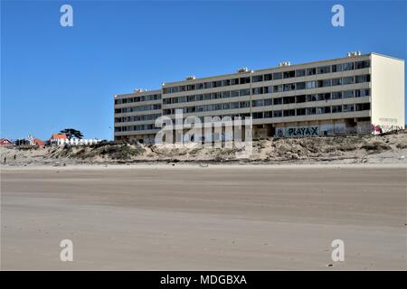 Le bâtiment du signal dans le Verdon-sur-Mer a été laissée à la pourriture sur les dunes de l'érosion en raison de sa teneur en amiante Banque D'Images