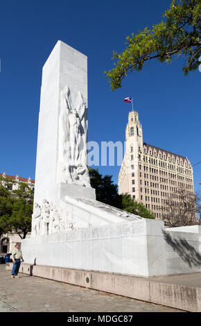 L'Alamo, Cénotaphe par Pompeo Coppini- un monument situé à côté de l'Alamo, avec l'Emily Morgan Hotel, le centre-ville de San Antonio, Texas, USA Banque D'Images