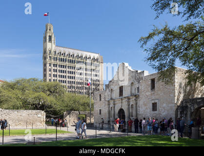 L'Alamo Mission et l'Emily Morgan Hotel sur une journée de printemps ensoleillée en mars, le centre-ville de San Antonio, Texas, USA Banque D'Images