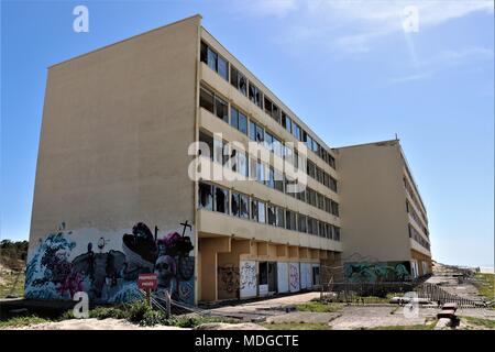 Le bâtiment du signal dans le Verdon-sur-Mer a été laissée à la pourriture sur les dunes de l'érosion en raison de sa teneur en amiante Banque D'Images