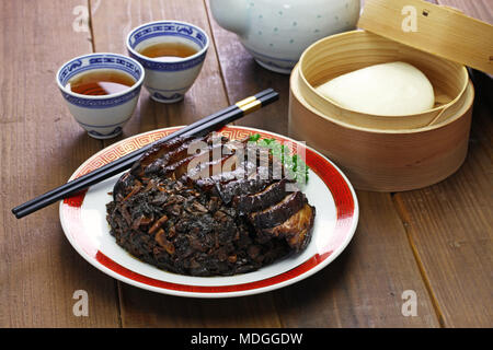 Flanc de porc à la vapeur conserve les feuilles de moutarde, avec une cuisine chinoise hakka Banque D'Images
