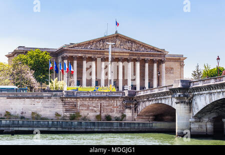 Palais de l'Assemblée nationale (Palais Bourbon) un immeuble gouvernemental, situé sur la rive gauche de la Seine. Vue depuis l'eau. Paris. France Banque D'Images