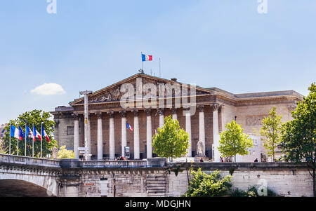 Palais de l'Assemblée nationale (Palais Bourbon) un immeuble gouvernemental, situé sur la rive gauche de la Seine. Vue depuis l'eau. Paris. France Banque D'Images