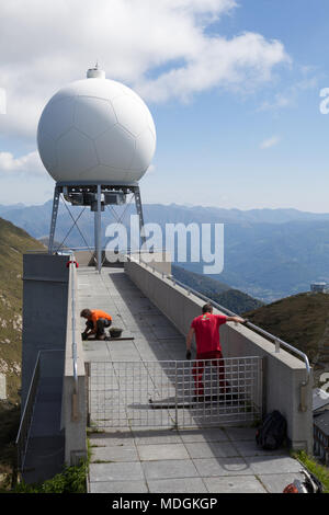 Radar météo sur le sommet du Monte Lema (Mont Lema). Muralto, Suisse Banque D'Images