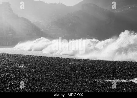 Plage de Camogli dans un jour de mer agitée Banque D'Images