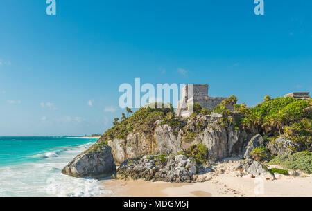 Le dieu Maya de Tulum dans le temple des vents avec ciel bleu clair et la mer des Caraïbes dans l'état de Quintana Roo, au Mexique. Banque D'Images