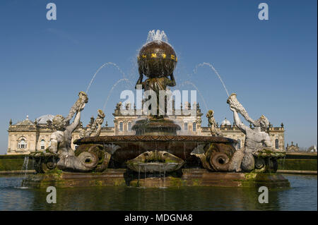 La fontaine de l'Atlas dans les jardins du château Howard dans Yorkshire du Nord Banque D'Images