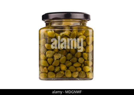 Vue avant gros plan du pot avec les câpres au vinaigre et bouchon noir isolé sur fond blanc avec aucune étiquette Banque D'Images