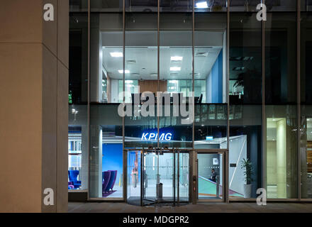 L'entrée les bureaux de KPMG à Manchester dans la nuit Banque D'Images