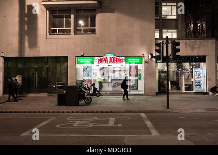 Papa Johns pizza vente à emporter sur Oxford Street dans le centre de Manchester sur une froide nuit d'hiver Banque D'Images