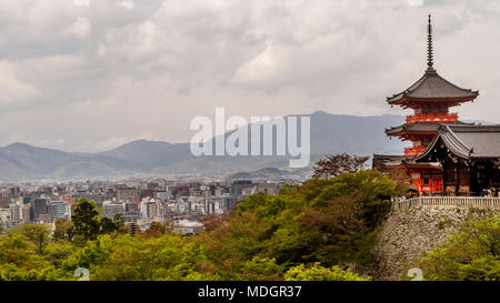 Belle vue sur Kyoto du temple Kiyomizu-dera, Japon Banque D'Images