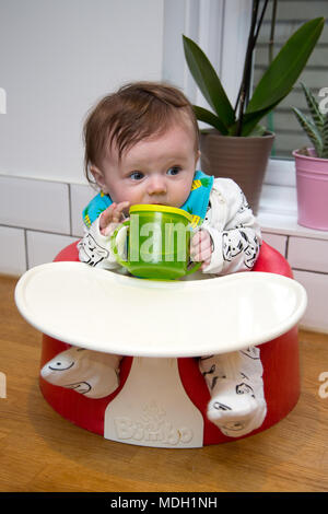 Boire De L Eau Bebe Gobelet Photo Stock Alamy