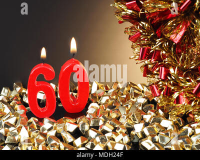 Anniversaire - anniversaire bougie montrant Nr. 60 Allumé bougie rouge bon pour un anniversaire ou un anniversaire historique. Banque D'Images