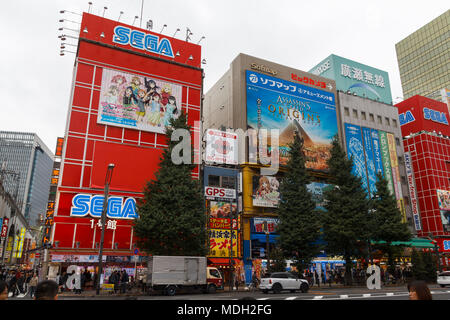 Les rues d'Akihabara avec les magasins et les piétons, un quartier commerçant pour les jeux vidéos, manga, anime, et biens d'ordinateur Banque D'Images