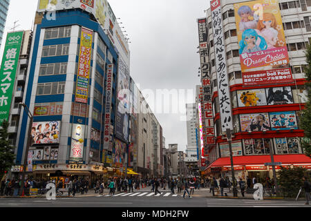 Les rues d'Akihabara avec les magasins et les piétons, un quartier commerçant pour les jeux vidéos, manga, anime, et biens d'ordinateur Banque D'Images