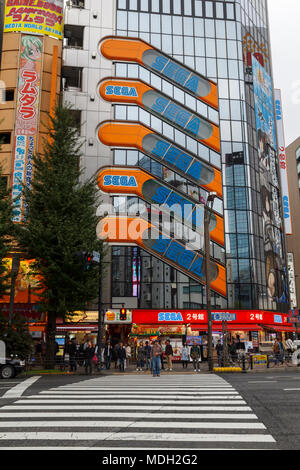 Les rues d'Akihabara avec les magasins et les piétons, un quartier commerçant pour les jeux vidéos, manga, anime, et biens d'ordinateur Banque D'Images