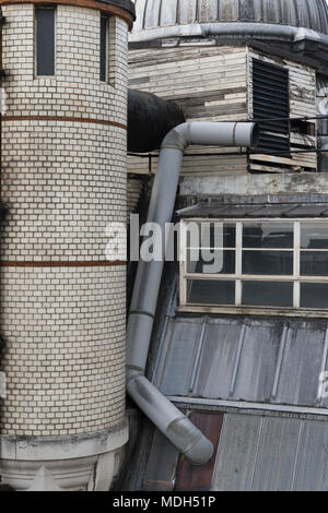 Deatails du toit de l'ancien Central Saint Martins College of Art, Holborn, Londres, Grande-Bretagne. 8 Janvier 2017 Banque D'Images