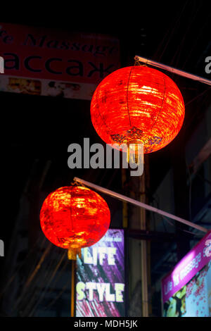 Lanternes chinoises rouge dans le soir de la rue Banque D'Images