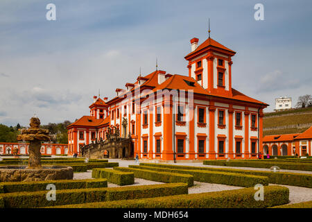 PRAGUE, RÉPUBLIQUE TCHÈQUE - avril, 30, 2017G du début du baroque Palais de Troja et le jardin Banque D'Images