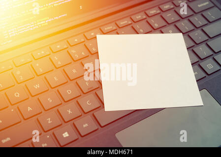 Blank poster sur clavier d'ordinateur portable Banque D'Images