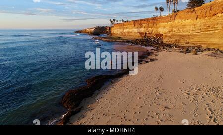 Vue aérienne de Sunset Cliffs avec littoral et océan, capturé avec un bourdon, à San Diego, Californie, USA Banque D'Images