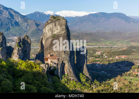 L'énorme rocher piliers et monastère de Rousanou dans Météores, Grèce Banque D'Images