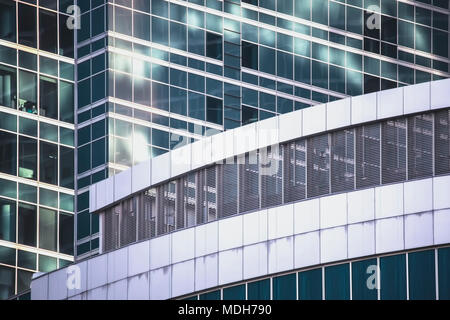 Immeuble de bureaux modernes à la façade de verre Horizontal fragment Banque D'Images