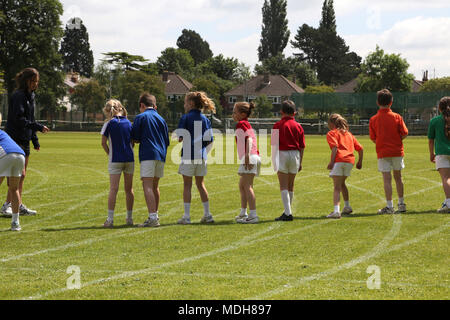 Les enfants sur le point de commencer à l'école de course Sports le jour de l'Angleterre Banque D'Images