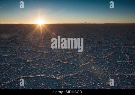 Le plus grand de sel, Salar de Uyuni en Bolivie, photographié au lever du soleil - Amérique du Sud Banque D'Images