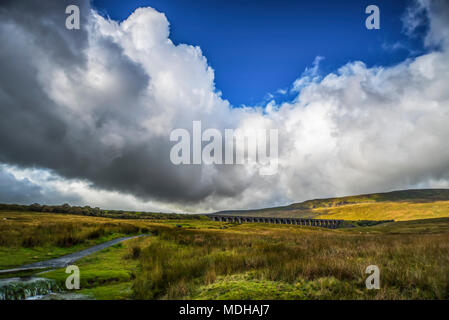 Le Viaduc de Ribblehead, ouvert en 1875, est l'une des plus célèbres des nombreuses prouesses de l'ingénierie victorienne le long de la magnifique ville de Carlisle ... Banque D'Images