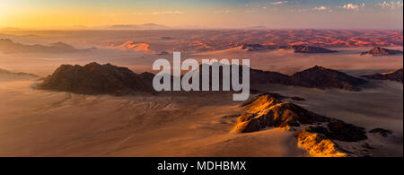 Vue aérienne des dunes de sable du désert du Namib au lever du soleil ; Sossusvlei, Namibie, région Hardap