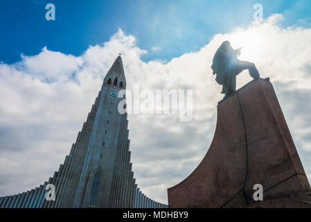 Statue de Leif Eriksson en face de l'église de Hallgrimur, Reykjavik, Islande Banque D'Images