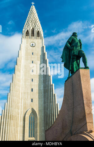 Statue de Leif Eriksson en face de l'église de Hallgrimur, Reykjavik, Islande Banque D'Images