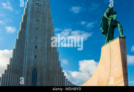 Statue de Leif Eriksson en face de l'église de Hallgrimur, Reykjavik, Islande Banque D'Images