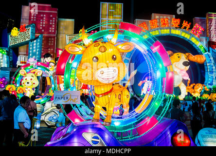 Les lanternes de célébration de l'année du chien à la rivière Hongbao à Singapour Banque D'Images