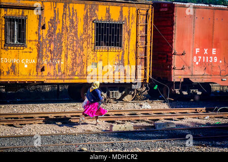 CREEL, MEXIQUE-jan 2016 : une femme indigène Raramuri de vêtements lumineux traverse les voies de chemin de fer en attendant le train El Chepe Copper Canyon sur Cr Banque D'Images