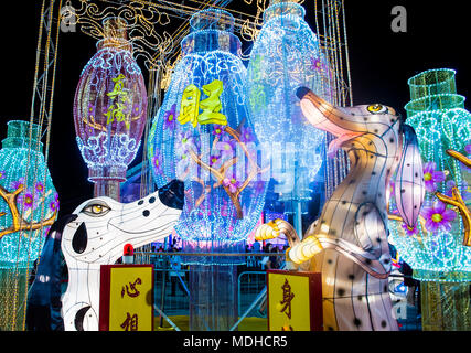 Les lanternes de célébration de l'année du chien à la rivière Hongbao à Singapour Banque D'Images