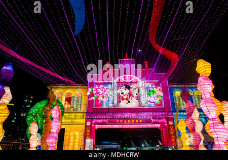 Les lanternes de célébration de l'année du chien à la rivière Hongbao à Singapour Banque D'Images