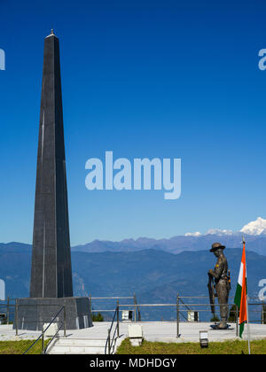 Arrêt de train jouet Darjeeling et War Memorial, le Darjeeling Himalayan Railway, Darjeeling, West Bengal, India Banque D'Images