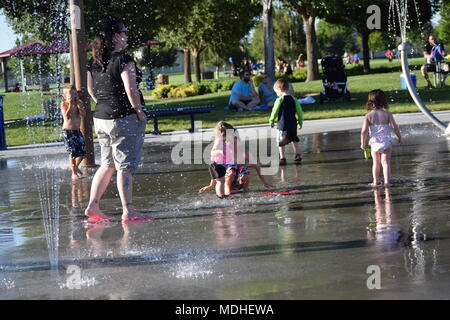 Enfants jouant à Meridian Splash Park Banque D'Images